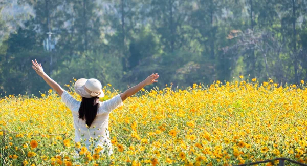Bahçesinde çiçek açan Asyalı kadınlar. Taze bahar ve yaz çayırları.
