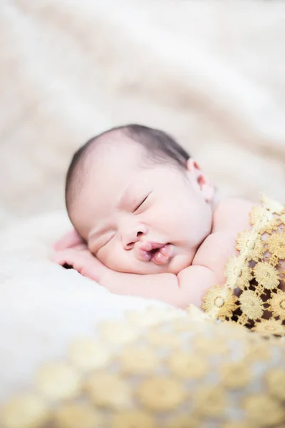 Asyalı Yeni Doğmuş Sevimli Çocuk Ebeveynin Küçük Çocuğu — Stok fotoğraf