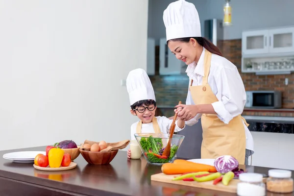 Keluarga Asia Dapur Ibu Mengajar Anak Untuk Memasak Makanan Sehat — Stok Foto