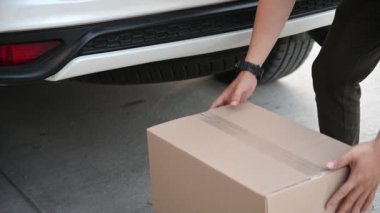 Taylandlı postacı paket ve posta kutularını kontrol ediyor. Asya çevrimiçi alışveriş servisi.