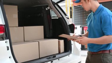 Taylandlı postacı paket ve posta kutularını kontrol ediyor. Asya çevrimiçi alışveriş servisi.