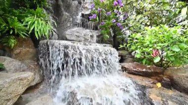 Bahçedeki sahte şelale dekorasyonunun görüntüleri