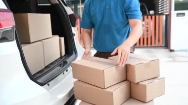 Taylandlı postacı paket ve posta kutularını kontrol ediyor. Asya çevrimiçi alışveriş servisi.