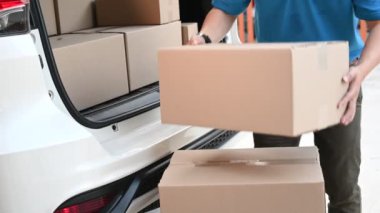 Taylandlı postacı paket ve posta kutularını kontrol ediyor. Asya çevrimiçi alışveriş servisi.