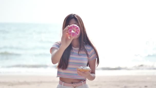 Asian Women Travel Alone Beach Summer Holiday Thailand Eating Sweet — Stockvideo