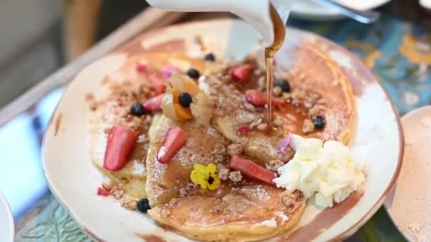 Nahaufnahme Von Crêpes Mit Früchten Auf Dem Teller — Stockvideo