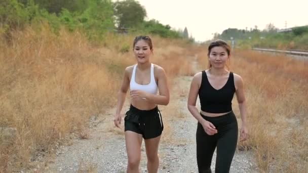 Медленная Спортсменка Бегает Подругой Азиатская Бегунья Летом Тренируется Выносливости Тяжелый — стоковое видео
