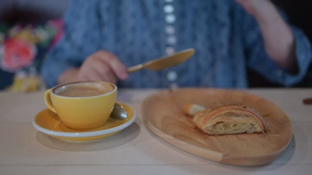 Material Primer Plano Mujer Desayunando Café Croissant — Vídeo de stock