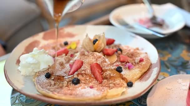 Close Shot Van Crêpes Met Fruit Bord — Stockvideo