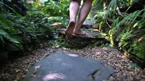 Mouvement Lent Des Femmes Marchant Dans Jardin Seule Fille Pieds — Video