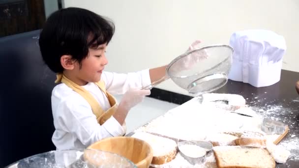 Uma Família Feliz Cozinha Mãe Ensinando Filho Para Cozinhar Comida — Vídeo de Stock