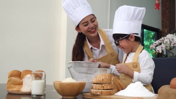 Glückliche Familie Der Küche Mutter Lehrt Sohn Gesundes Kochen Den — Stockvideo