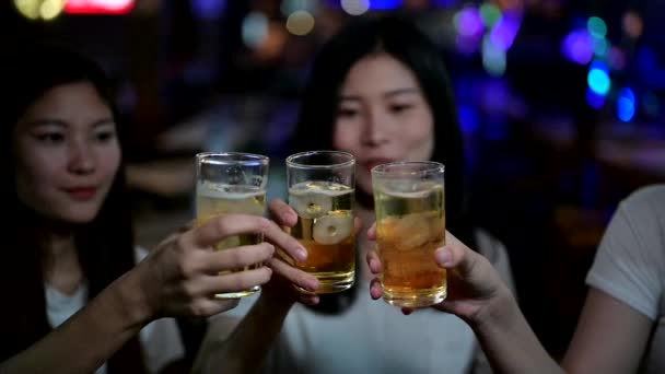 アジアの女性はタイで夜のパーティーを旅行する 友人とビールを飲むためのリラックスしてレクリエーション — ストック動画