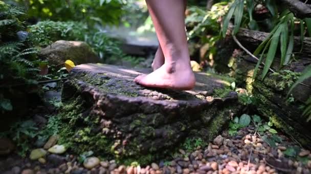 Langzame Beweging Van Vrouwen Die Tuin Lopen Eenzame Meisjes Voeten — Stockvideo