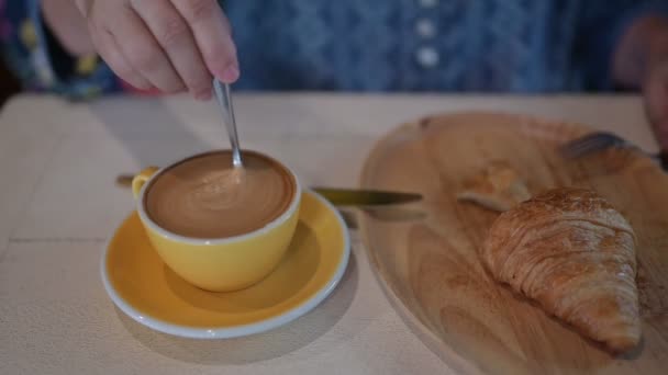 Közeli Felvétel Egy Nőről Aki Kávét Croissant Reggelizik — Stock videók