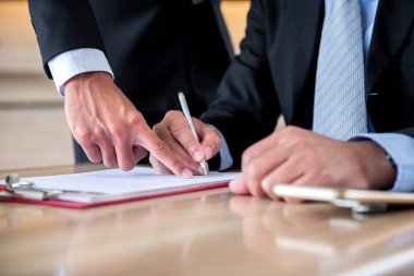 Hedef ve KPI için çalışan Asyalı İşadamı ve başarılı