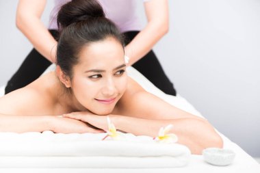 Güzel Asyalı bir kadının kaplıca tedavisi görürken yakın plan fotoğrafı.