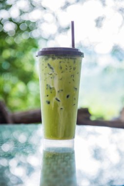 Bahçe arka planında buz yeşili kibrit çayı.