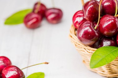 Çiftlikten taze kiraz, tatlı ve ekşi meyve, ahşap masa arka planı.