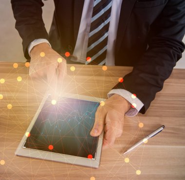 Asyalı İşadamı tablet üzerinde çalışıyor, başarılı, Fintech gol ve KPI