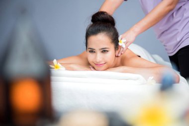 Güzel Asyalı bir kadının kaplıca tedavisi görürken yakın plan fotoğrafı.