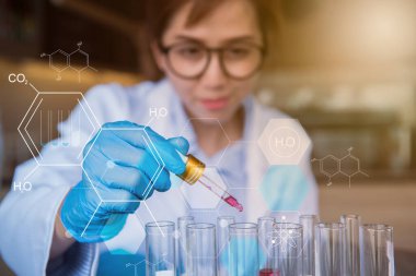 Bilim adamı sağlık için kimya ve bilim alanında çalışıyor. Covid-19 aşısı için kucak testinde çalışan doktor..