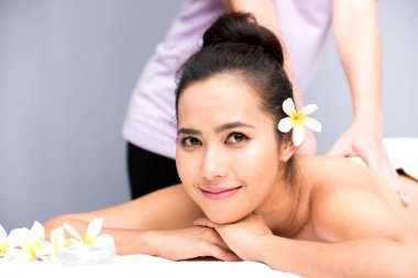 Güzel Asyalı bir kadının kaplıca tedavisi görürken yakın plan fotoğrafı.