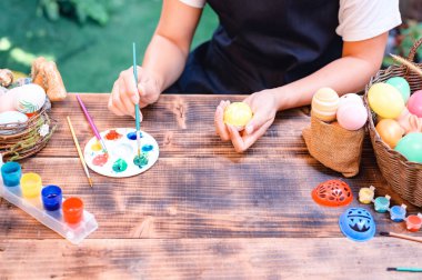 Nisan 'da Paskalya kutlaması için yumurta boyayan kadın