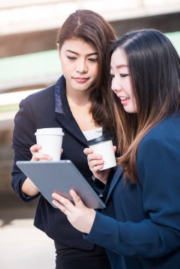 Yeni iş teknolojisi ve yenilik tablet ve internette