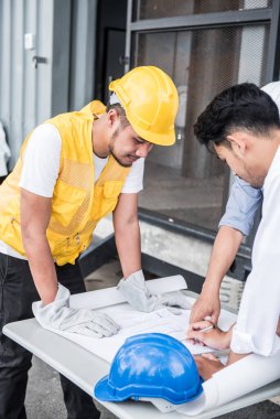 Mühendisler ve ekip çalışması, başarılı proje inşaatı için toplantı