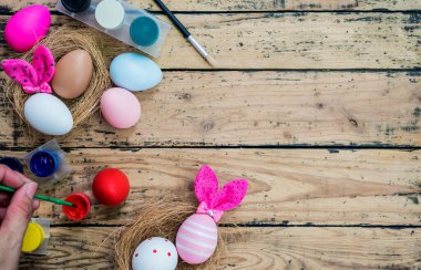 Ahşap masada renkli paskalya yumurtalarının yakın plan çekimi.