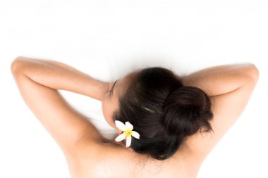 Güzel Asyalı bir kadının kaplıca tedavisi görürken yakın plan fotoğrafı.