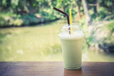 yeşil çay frappe ve bahçe arka planı ile karıştırılmış
