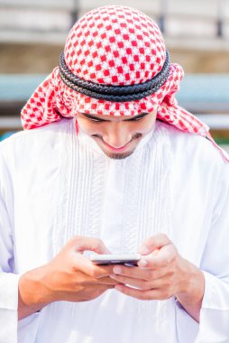 Müslüman iş koordinatları ve cep telefonu üzerinde çalışma