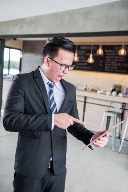 Asyalı İşadamı çalışmak için baskı görüyor ve başarısız oluyor