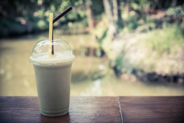 yeşil çay frappe ve bahçe arka planı ile karıştırılmış