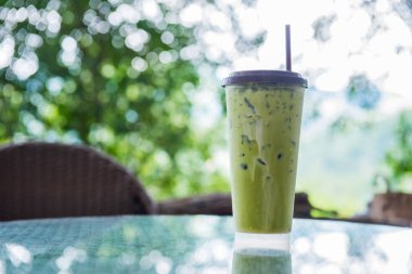 Bahçe arka planında buz yeşili kibrit çayı.