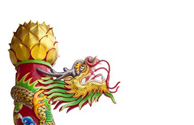 Asya tapınağındaki altın ejder heykeli, kutsanmış ve şanslı beyaz yolda izole edilmiş.