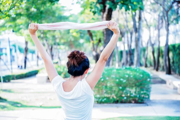 Junge Sportliche Frau Macht Übungen Park — Stockfoto