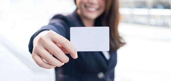 Hand Van Zakenvrouwen Met Lege Witte Kaart Voor Tekst — Stockfoto