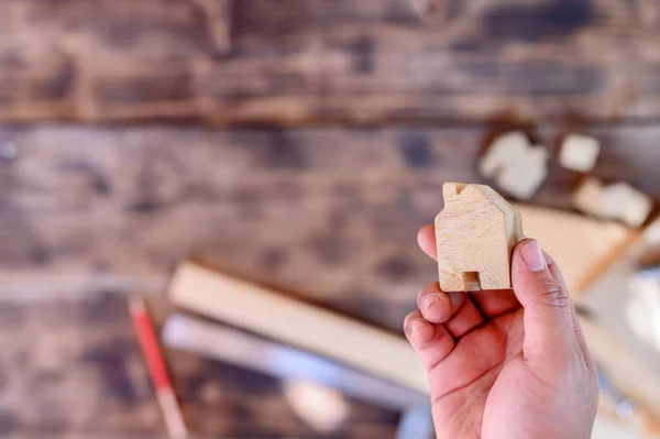 大工の店で働いている大工 家具や家の装飾のコンセプトを作るための木工 装飾のためのDiy木材 — ストック写真