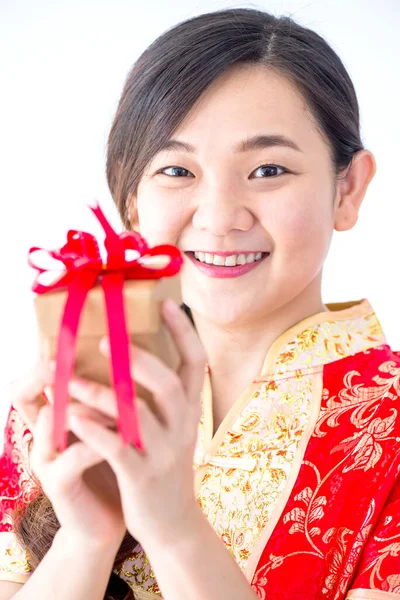 Wanita Asia Cantik Memegang Kotak Hadiah Dengan Busur Merah Terisolasi — Stok Foto