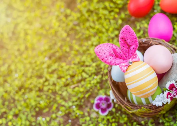 4月のお祝いのための幸せなイースターの日 ウサギの耳と卵 — ストック写真