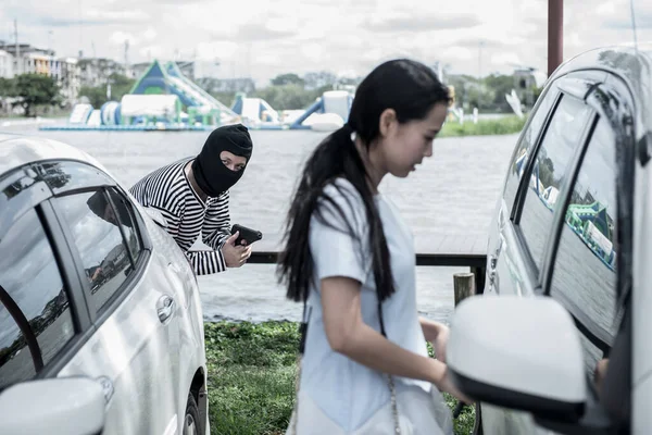 Thief Trying Steal Car Public Parking — Stock Photo, Image