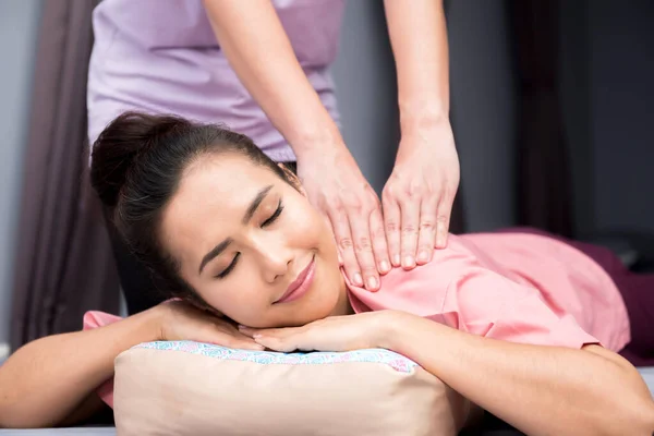 Frau Entspannen Wellnessbereich Und Mit Thai Massage — Stockfoto