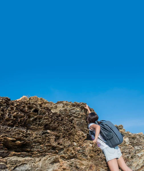 Sporty Woman Climbing Cliff Success Goal Concept Strong Healthy Outdoor — Stock Photo, Image