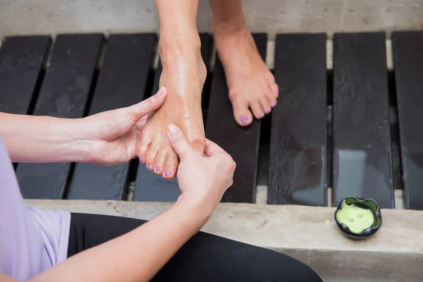 Müşteri Ayaklarını Spa Tayland Masajından Önce Temizleme Rahatlama Yaşam Tarzı — Stok fotoğraf
