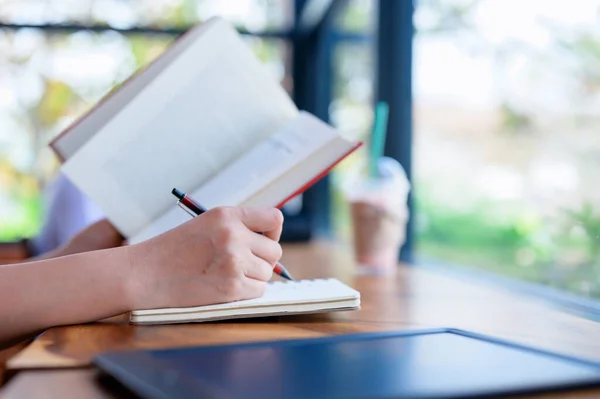 Estudiante Leyendo Libro Escribir Papel Relax Recreación Vacaciones Casa Concepto — Foto de Stock