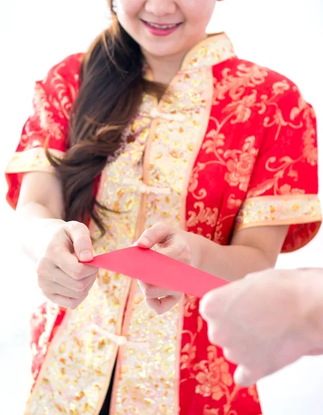 Wanita Asia Yang Cantik Dengan Amplop Merah Terisolasi Pada Warna — Stok Foto
