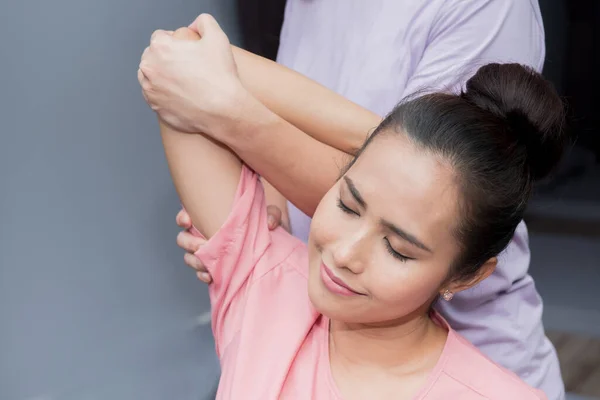 Kadın spada dinleniyor ve Tayland masajı yaptırıyor.